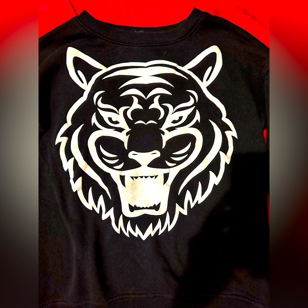 FOREVER 21 black sweatshirt with White tiger size small!!